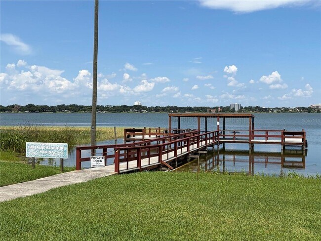 Building Photo - 333 N Lake Howard Dr