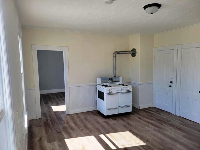 Building Photo - 73 1/2 Esther St