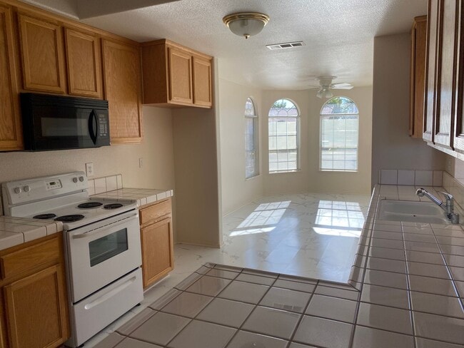 Building Photo - Beautiful Santa Nella Rental
