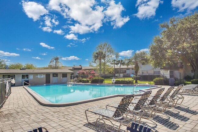 Building Photo - 1ST MONTH RENT FREE 2 Bed 1 Bath 2nd Floor Unit With Balcony In Desirable Area Winter Park Sectio...