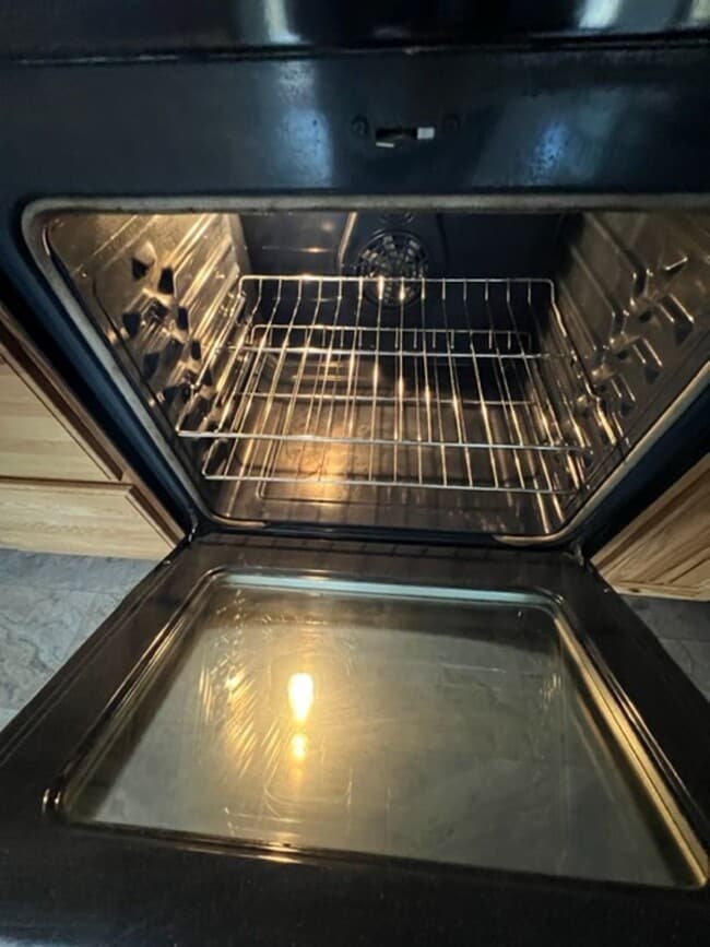 Building Photo - Large 3 Bedroom 2 Bath with Fenced Yard