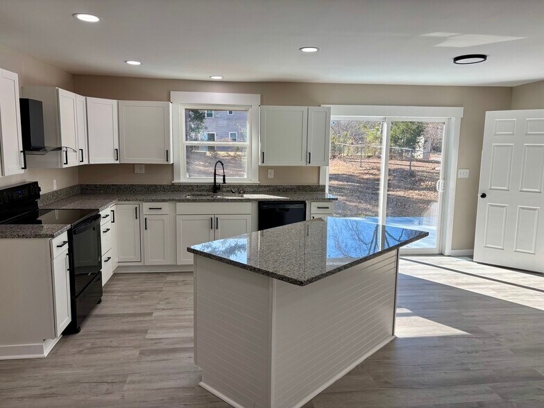 Building Photo - 1136 Chadford Rd