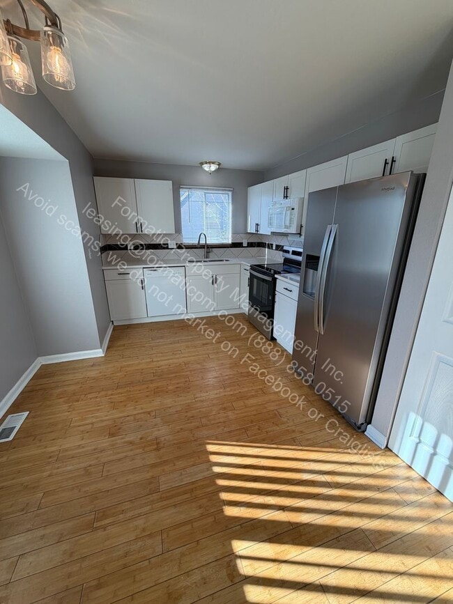 Building Photo - 17998 E Bellewood Dr