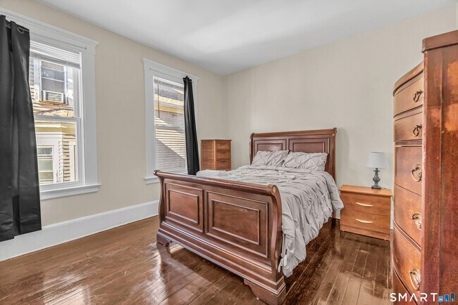 Building Photo - 766 George St