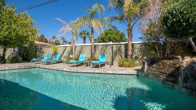 Building Photo - Racquet Club West, FURNISHED, Seasonal OR Long Term