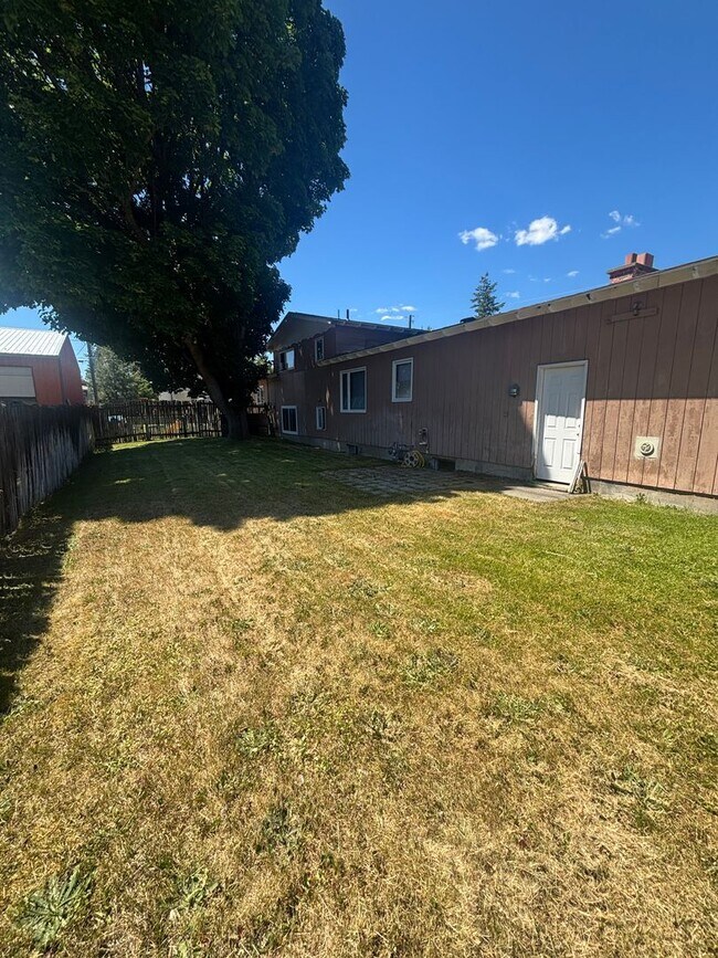 Building Photo - Maple Ave Duplex
