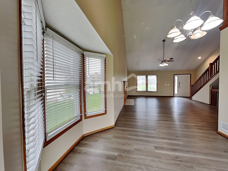 Building Photo - 555 Allis Pl E