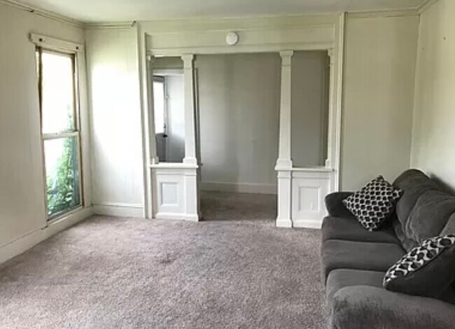 Building Photo - 71 Oak St