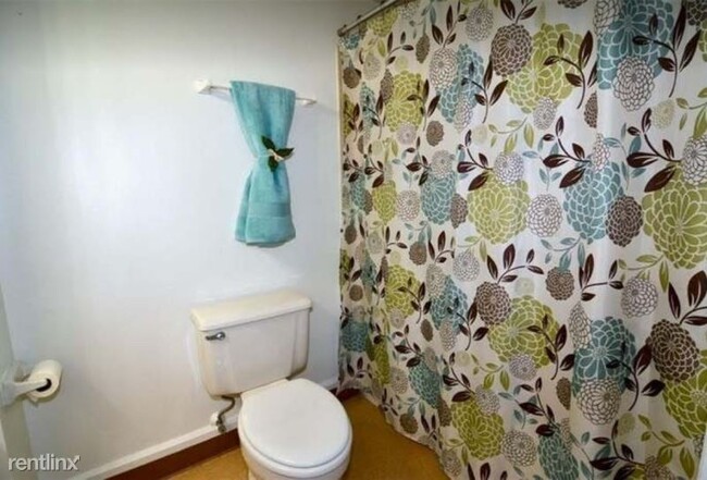 Building Photo - Studio, 1 bath Condo - 230 E 9th St