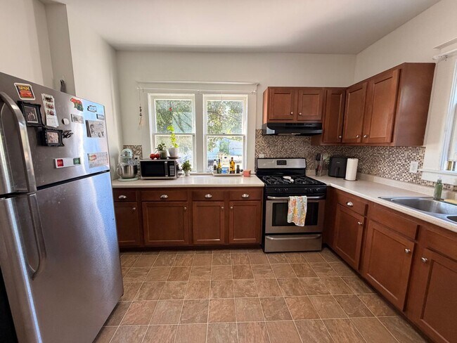 Building Photo - Charming Four Bedroom Home on SE Side!