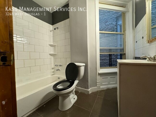 Building Photo - Douglas Boulevard,  Spacious 4 bed 2 bath,...