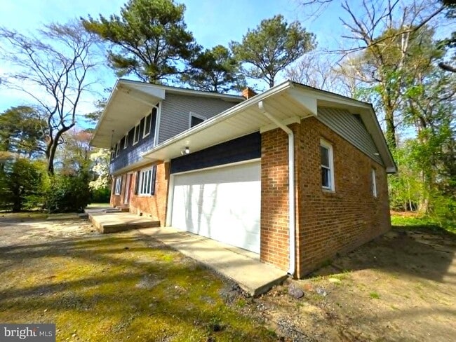 Building Photo - 8241 Robin Hood Dr
