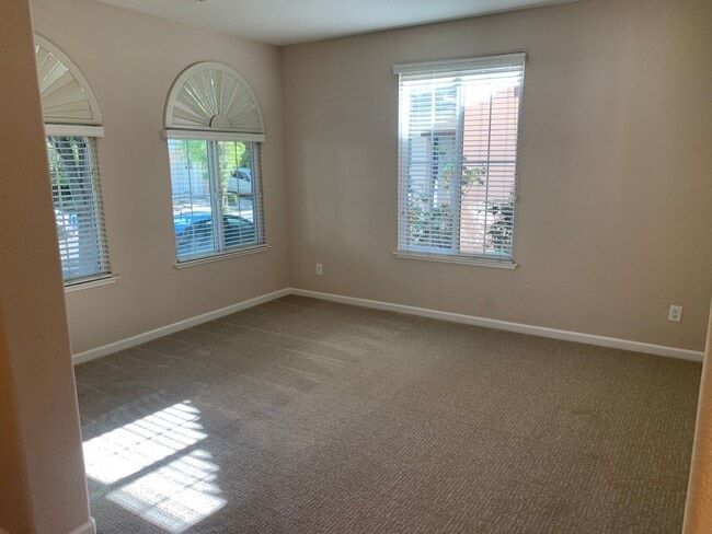 Building Photo - Beautiful 4 Bedroom, 2.5 Bath Mountain Hou...