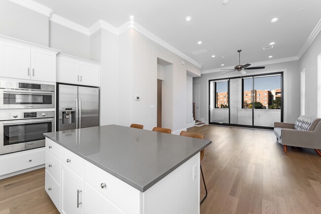 Building Photo - 633 Dalton Ln