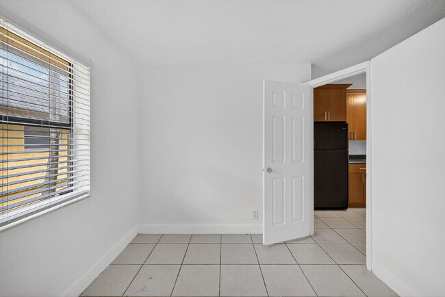 Building Photo - QUICK MOVE IN - FIRST MONTH FREE | Bright & Modern 1-Bedroom Apartment in Prime Oakland Park Loca...
