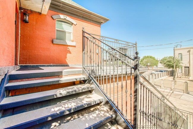 Building Photo - 702 Myrtle Ave