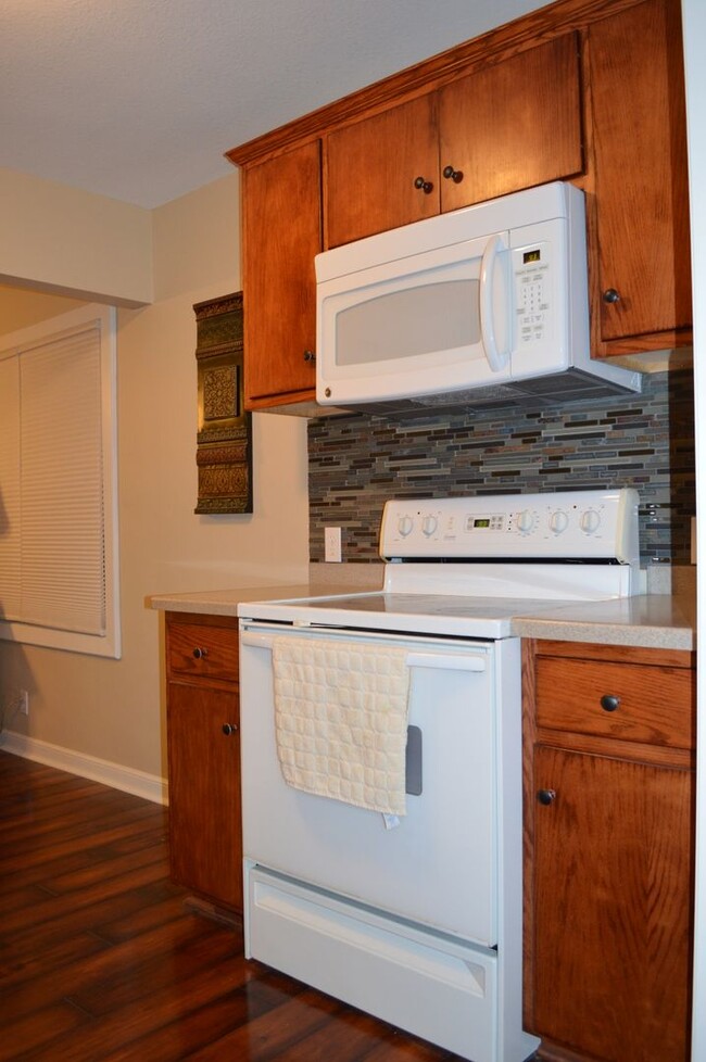 Building Photo - Large one bedroom/One Bath - NE Rochester