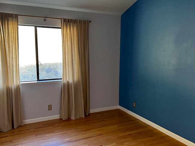 Building Photo - 121 Scenic Dr
