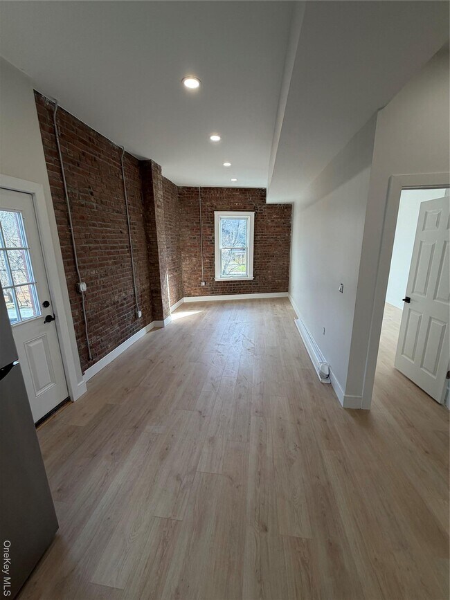 Building Photo - 554 Main St