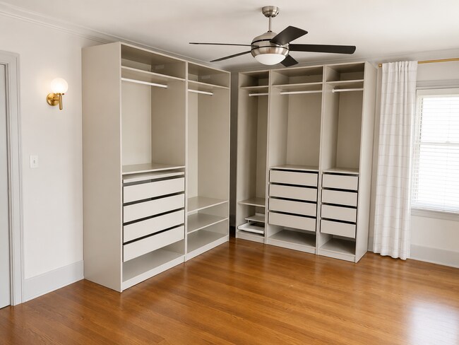 Building Photo - Available Stunning 5-Bedroom, 3-Bath Townhome with High-End Finishes