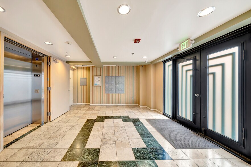Building Photo - 11124 Burbank Blvd