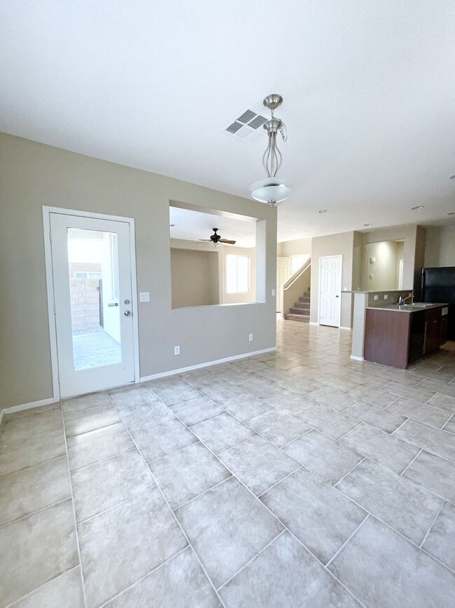 Building Photo - Spacious Living, Granite Counters, Great Location!