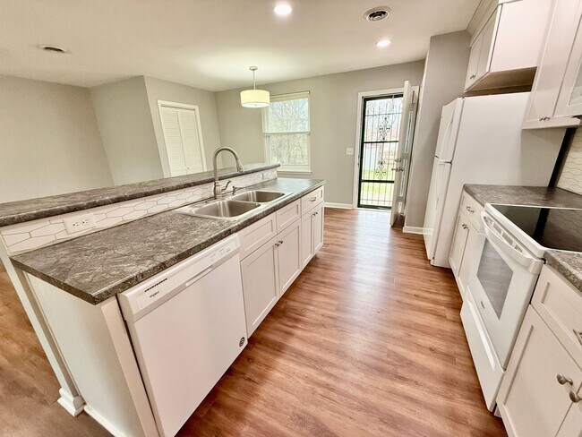 Building Photo - 3 Bedroom 1.5 Bath House w/Large Yard- Easy access to OHB and Nolensville Pk $2100