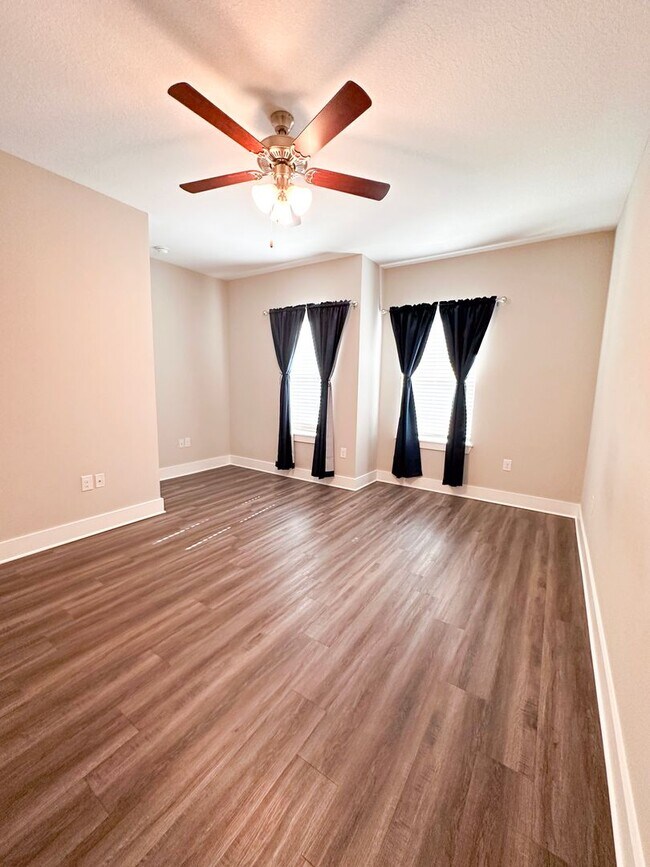 Building Photo - Centrally located townhome in The Verandas