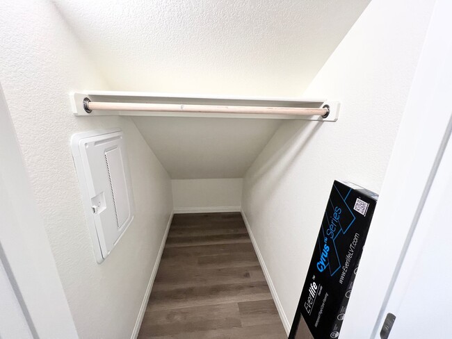 Building Photo - 2625 Dahlia Fls Ave