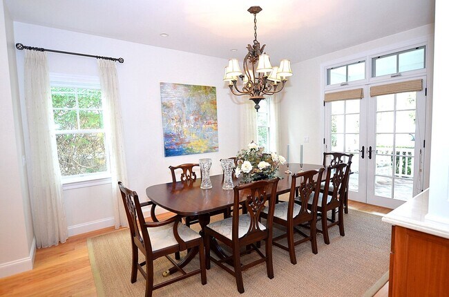 Building Photo - Charming Vacation Home, Furnished 4Bd/3.5Ba Home
