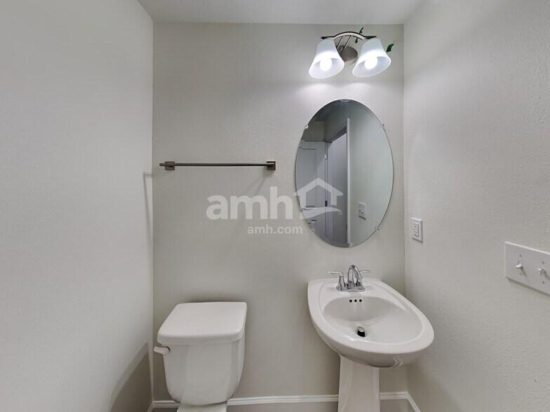 Building Photo - 29558 Cedar Waxwing Dr