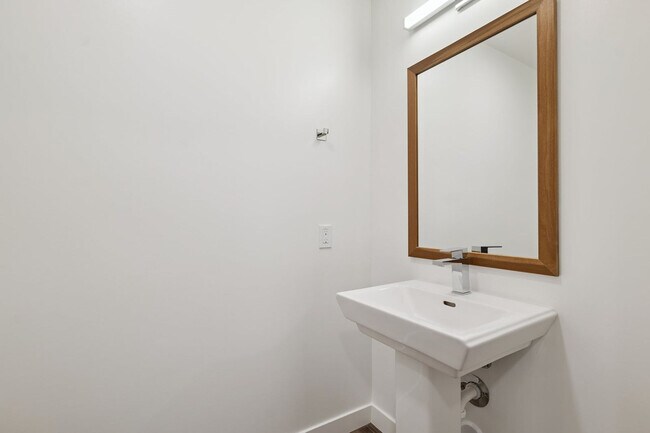 Building Photo - 222 E Jefferson St