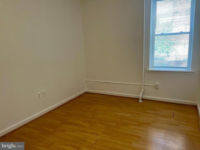 Building Photo - 307 Dolphin St