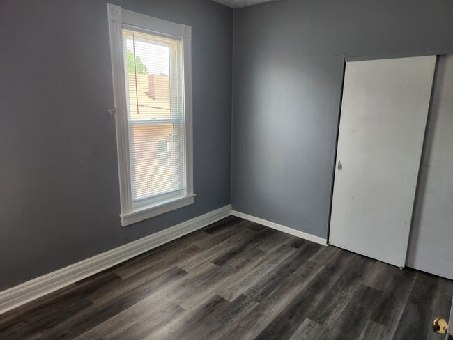 Building Photo - 2 Bedroom, 1 Bathroom Apartment