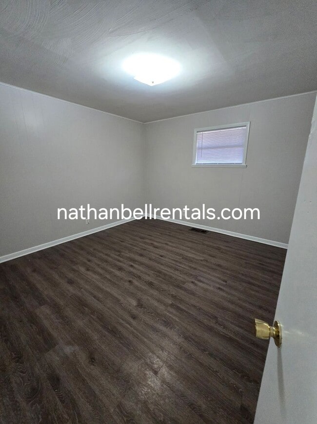 Building Photo - Single-Family Home: 4 bed, 2 bath