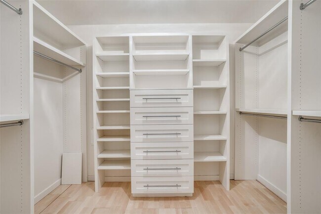Building Photo - 6115 Averill Way