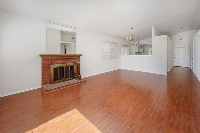 Building Photo - Sparkling Clean 3 Bedroom, 2 Bath Home with a View!