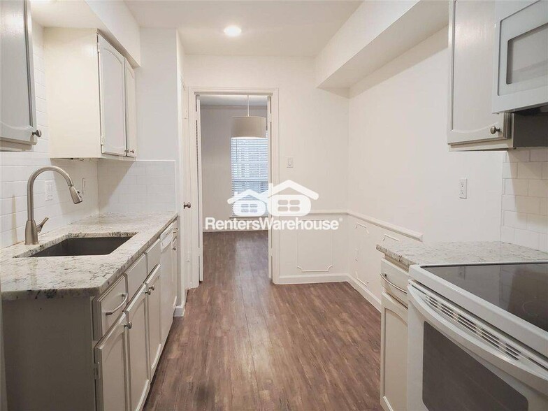 Building Photo - 361 N Post Oak Ln