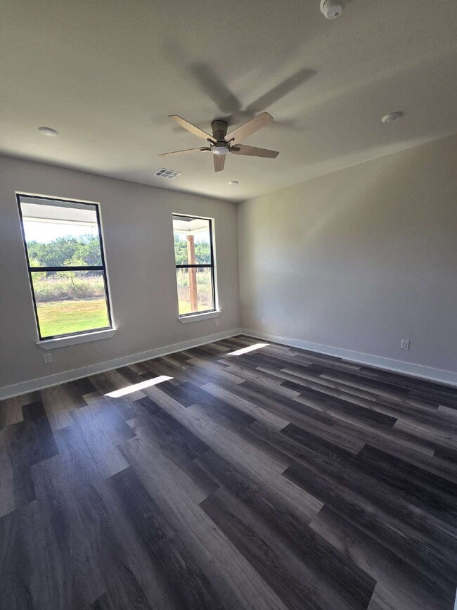 Building Photo - "New 3-Bed Oasis with Quartz Finishes and Modern Look!