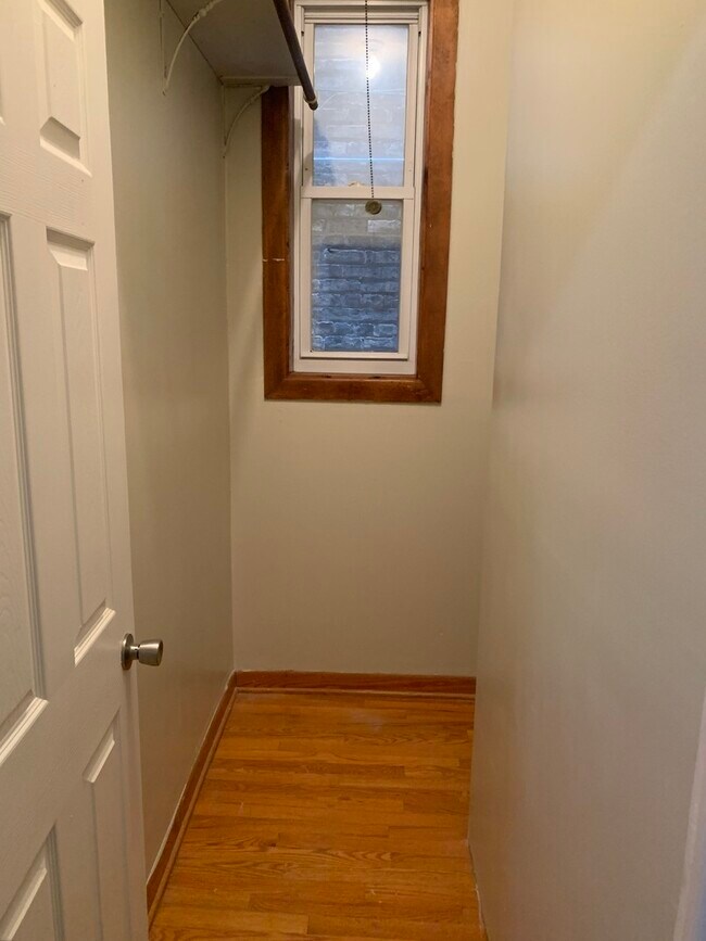 Building Photo - 858 N Ashland Ave