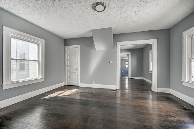 Building Photo - Charming 4 bedroom, 1 bathroom