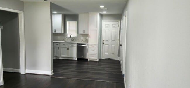 Building Photo - 9406 Chesterfield Dr