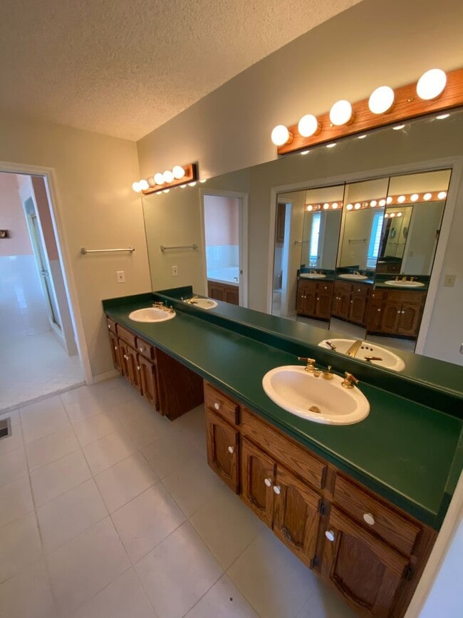Building Photo - 2 Bed 2 Bath Home in Whites Creek. 20 minu...
