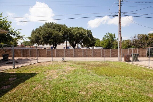 Building Photo - 921 Mossvine Dr