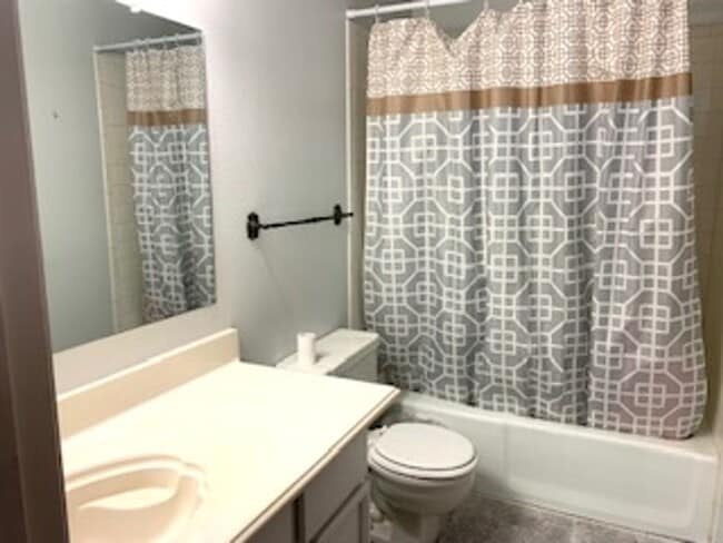 Building Photo - Beautiful  3 bedroom, 2 bath home with 2 c...