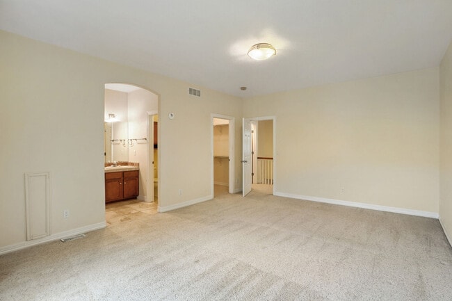Building Photo - 692 Louis Dr