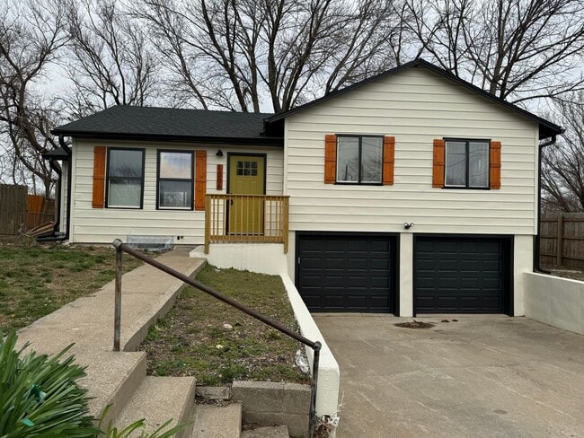 Primary Photo - Beautiful 3/2 in Independence