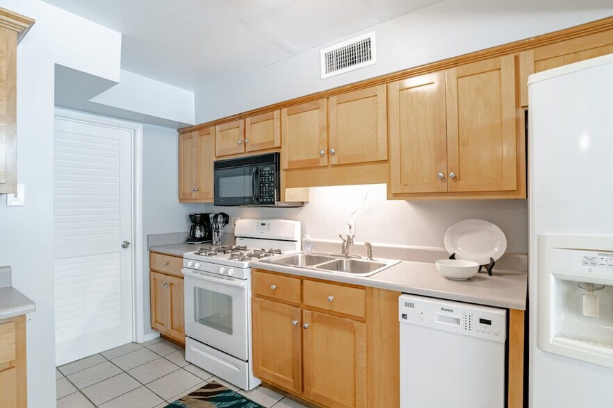 Building Photo - 304 N University Blvd