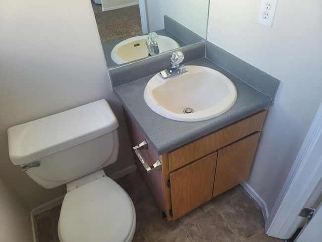 Building Photo - 3 Bedroom Town Home in Magna