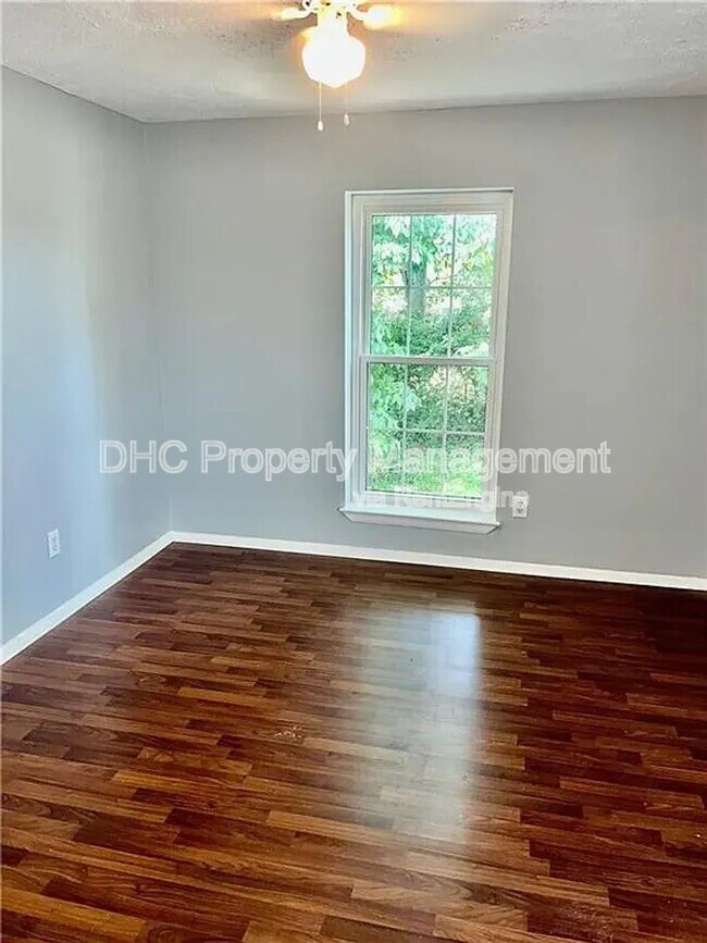 Building Photo - 2805 Northeast Expy